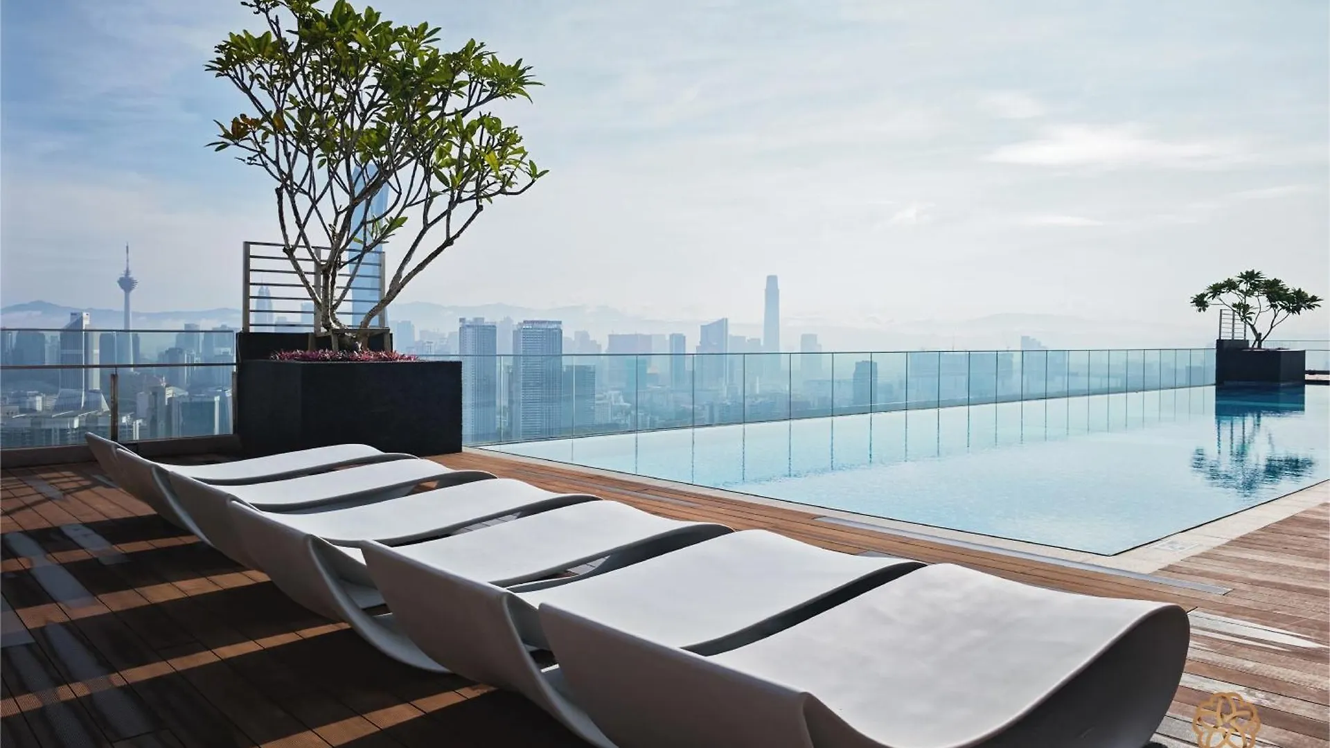 Riveria Premium Kuala Lumpur, Roam contacts